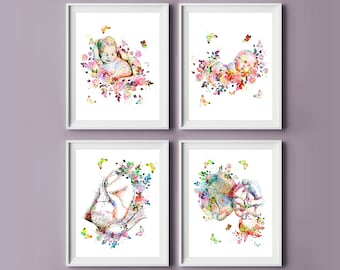 Op de afbeelding: Set van vier aquarelprints met een baby in een baarmoeder omringd door bloemen en vlinders. De prints zijn in tinten roze, paars, blauw en groen.