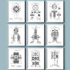 Puede incluir: Un conjunto de nueve dibujos de patentes vintage en blanco y negro de motores eléctricos y generadores. Los dibujos están enmarcados en marcos blancos y están dispuestos en una cuadrícula en una pared azul claro.