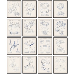 Puede incluir: Un conjunto de 12 impresiones de estilo vintage azul y blanco de patentes de consolas de videojuegos. Las impresiones presentan ilustraciones de las consolas Nintendo Entertainment System, Super Nintendo Entertainment System, Sega Genesis, Game Boy y PlayStation. Cada impresión incluye el número de patente y la fecha.