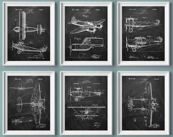 Könnte beinhalten: Satz von sechs Vintage-Flugzeugpatentdrucken. Jeder Druck zeigt eine Schwarzweißillustration eines anderen Flugzeugdesigns auf schwarzem Hintergrund. Die Drucke sind in Weiß gerahmt.