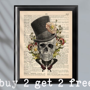 Puede incluir: Un cráneo blanco y negro con un sombrero de copa y una corbata de lazo con una mariposa en la corbata de lazo. El cráneo está rodeado de flores y hojas en una página de diccionario vintage.