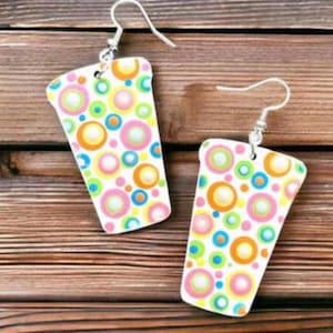 Pendientes pastel con forma de taza de café pintados con puntos, 4,4 cm (1,75 pulgadas)