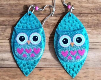 Pendientes ovalados de 2 pulgadas con forma de balón de fútbol americano, color turquesa y rosa con lunares pintados.