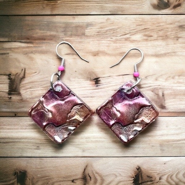 Gorgeous metallic-look 1” diamond-shaped earrings textured plastic lightweight mauve maroon