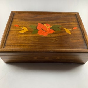 Joyero vintage de madera con incrustaciones, hecho a mano, con flores naranjas y hojas verdes, bandeja de cuatro compartimentos con bisagra dorada.