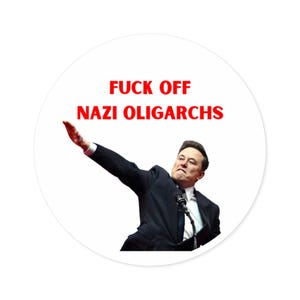 Puede incluir: Una pegatina circular blanca con texto rojo que dice "FUCK OFF NAZI OLIGARCHS". La imagen presenta a un hombre con traje, con el brazo levantado en un gesto, sobre un fondo blanco.