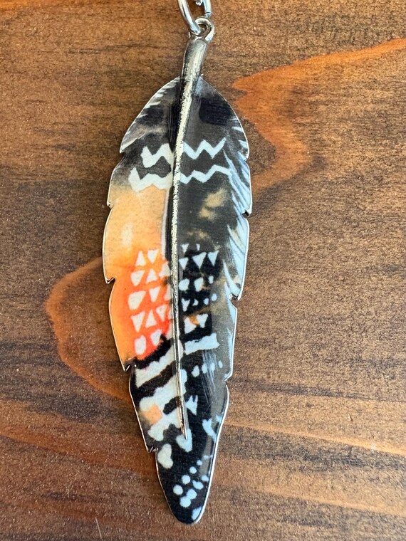 Collier pendentif plume peint tribal homme femme orange et noir