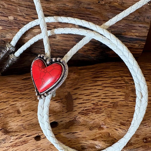 Herz-Bolo-Tie-Silber-Ton mit rotem gefärbtem Stein Herz und Concho Beere -Cowgirl Krawatte