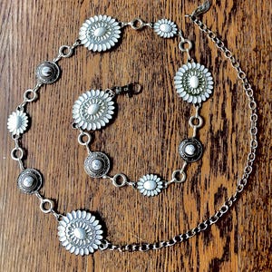 Western Concho Gürtel: Weißes Floral & Silber, NFR Accessoire