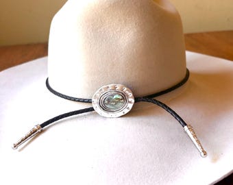 Concho de abulón, cordón de cuero trenzado, estilo bohemio occidental