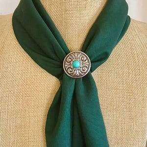 Pasador para pañuelo occidental / Diseño floral grabado en plata con piedra turquesa en el centro / Accesorio de trapo ancho