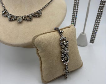 Collana vintage con strass D’vers NY abbinata a bracciale e orecchini non firmati.