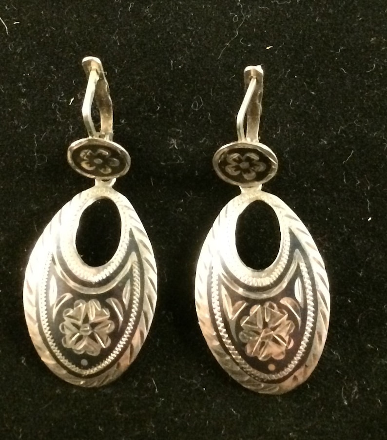 Silver and niello Russian Daghestani earrings and a ring set