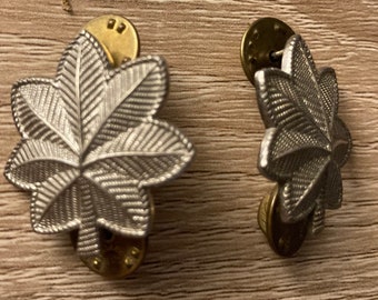 Military Details about    Vintage Brass/ Gold USAF  Oak Leaf Pin MADE BY VANGUARD NEW YORK 