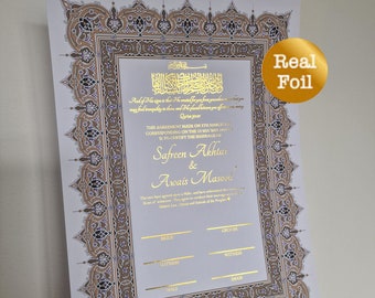 Op de afbeelding: Een wit huwelijkscertificaat met goudfolietekst en een decoratieve rand. Het certificaat bevat namen, data en tekst uit de Koran. Een gouden foliesticker leest "Real Foil".