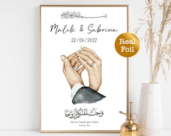 Peut inclure: Une illustration aquarelle de deux mains se tenant l'une l'autre avec une bague au doigt de la femme. L'illustration est sur un fond blanc avec du texte noir qui dit "Bismillah ar-Rahman ar-Rahim", "Malik & Sabrina", "22/06/2022", "وخلقتكم ازوجا", "And we Created you in Pairs", "QURAN 780", et "Real Foil".