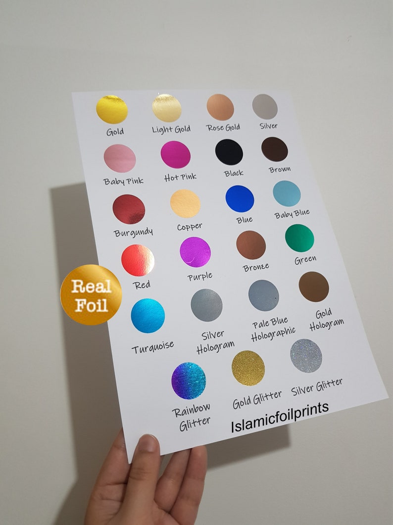 Pu&ograve; includere: Un grafico con diversi fogli di lamina di colori diversi, tra cui oro, argento, rosso, blu, verde, viola e nero. Il grafico include anche opzioni di lamina olografica e glitter. Il testo "Real Foil" e "Islamicfoilprints" &egrave; visibile sul grafico.