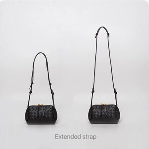 K&ouml;nnte beinhalten: Zwei schwarze Crossbody-Taschen aus geflochtenem Leder mit verstellbaren Tr&auml;gern. Die Taschen haben eine rechteckige Form mit Rei&szlig;verschluss und goldfarbener Hardware. Der Text "Extended strap" steht darunter.