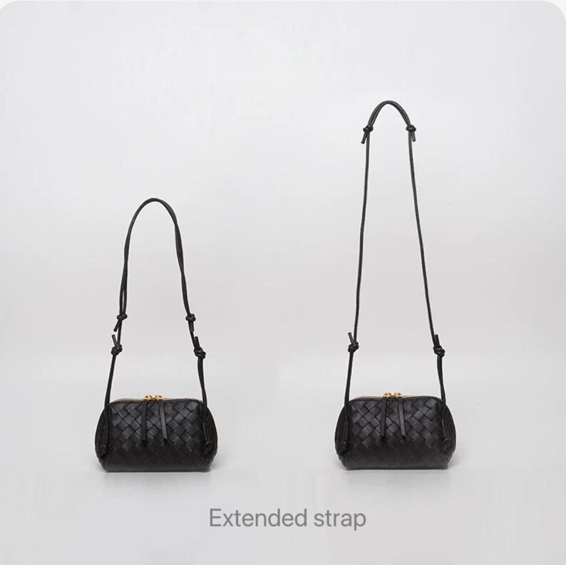 K&ouml;nnte beinhalten: Zwei schwarze Crossbody-Taschen aus geflochtenem Leder mit verstellbaren Tr&auml;gern. Die Taschen haben eine rechteckige Form mit Rei&szlig;verschluss und goldfarbener Hardware. Der Text "Extended strap" steht darunter.