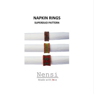 Op de afbeelding: Drie kralen servetringen in verschillende kleurpatronen. De ringen zijn gemaakt van bruine, oranje, gele, groene en rode kralen. De ringen liggen op witte servetten. De tekst "Napkin Rings Superduo Pattern" staat bovenaan de afbeelding. De tekst "Nensi Made with love" staat onderaan de afbeelding.