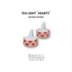 Op de afbeelding: Twee witte theelichthouders met rode hartjes. De houders zijn gemaakt van kralen en hebben een gouden rand. De tekst "TEA LIGHT 'HEARTS'" en "NETTING PATTERN" staat boven de houders. De tekst "Nensi Made with love" staat onder de houders.