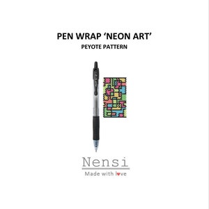 Op de afbeelding: Een zwarte pen met een transparante huls en een peyote-parelwikkeling met een neon geometrisch patroon. Het parelwerk is in tinten roze, blauw, geel en groen. De tekst 'PEN WRAP 'NEON ART' PEYOTE PATTERN' staat boven de pen en de tekst 'Nensi Made with love' staat onder de pen.