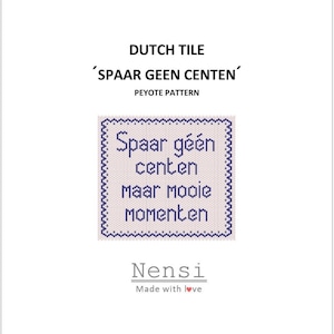 Op de afbeelding: Witte achtergrond met tekst die luidt "DUTCH TILE", "'SPAAR GEEN CENTEN'" en "PEYOTE PATTERN". Daaronder een vierkant ontwerp met de woorden "Spaar géén centen maar mooie momenten". Het ontwerp is omlijst met een gestippelde rand. Het woord "Nensi" staat eronder, met "Made with love".