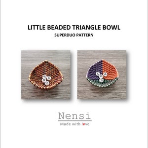 Op de afbeelding: Twee kleine, geborduurde driehoekige kommen. Eén is bruin en goud, de andere is paars, oranje en groen. Elke kom heeft witte letterkralen binnenin. De tekst "LITTLE BEADED TRIANGLE BOWL" en "SUPERDUO PATTERN" staat bovenaan.