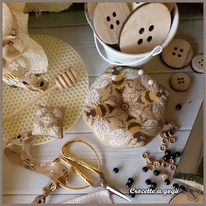 FILE PDF DIGITAL-Bee...biscornu! + tutorial inglese, francese italiano - Cross stitch pattern bee, biscornu, pincushion, pillows,pin