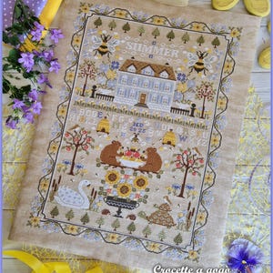 FILE PDF DIGITAL "Summer sampler", cross stitch chart,with writing translated into Italian,French and alphabeth,sampler,bear,flowers,bee