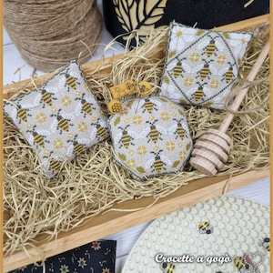DIGITALE PDF-BESTAND "Tiny Stitch Things-Bee" schissor fob, kruissteekschema, mand, speldenkussen
