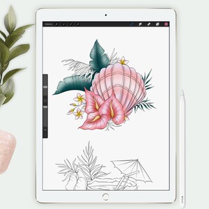 Pu&ograve; includere: Illustrazione digitale su un tablet con una conchiglia rosa, fiori di anthurium rosa e foglie tropicali. Sotto, un disegno a tratto raffigura una scena di spiaggia con un ombrellone e una sedia a sdraio. Una penna digitale &egrave; appoggiata a destra.