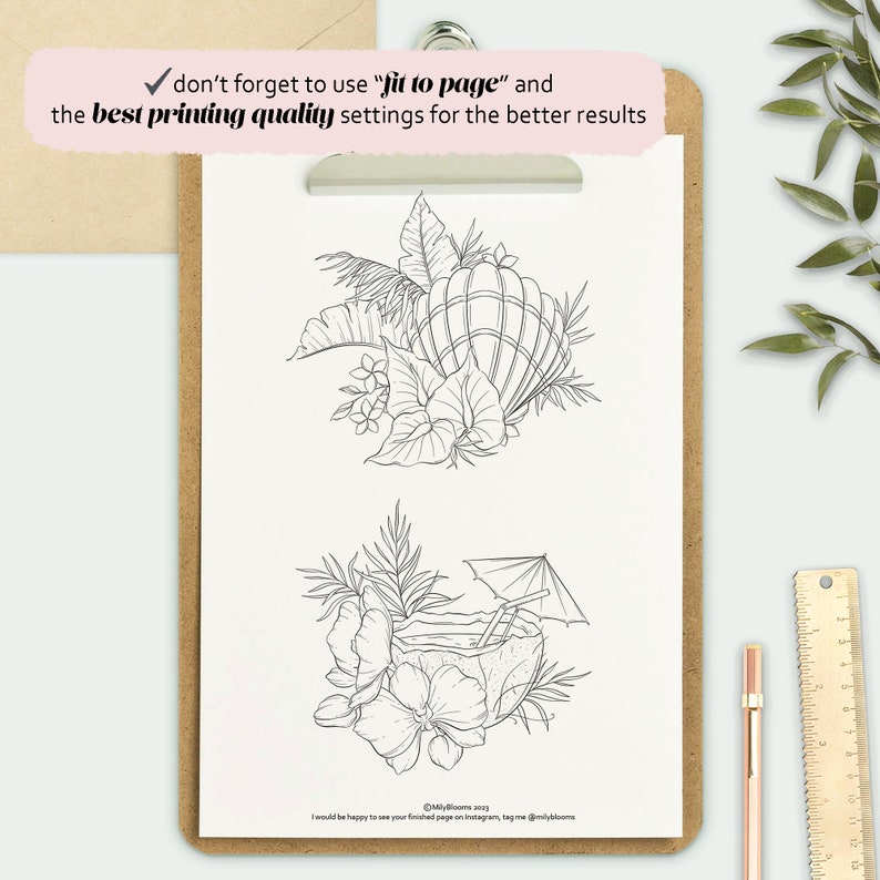 Pu&ograve; includere: Un fermacarte contiene un foglio bianco con due disegni a tratto in bianco e nero di scene tropicali. Il disegno in alto presenta una conchiglia e del fogliame. Il disegno in basso raffigura un drink al cocco con un ombrello.