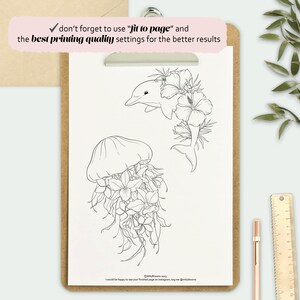 Pu&ograve; includere: Disegno a tratto in bianco e nero di un delfino e una medusa, ciascuno adornato con elementi floreali, su carta bianca. La carta &egrave; tenuta da una clip board di legno. Il testo in alto dice "non dimenticare di usare "adatta alla pagina" e le migliori impostazioni di qualit&agrave; di stampa."