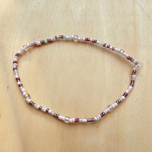 Pastelkleurige kleine kralen enkelband / teint van wit, holografisch paars, lichtgroen/turkoois en babyroze en holografische heldere kraal