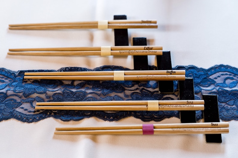 Individuell personalisierte Essstäbchen für Sushi oder Nudeln aus unbehandeltem Bambus. Bild 1