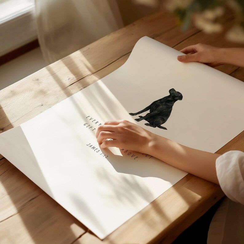 Może przedstawiać: Grafika z czarną ilustracją psa na kremowym tle. Grafika zawiera tekst "EVERY GIFT ABOVE" i "JAMES 1:17". Grafika jest prezentowana na drewnianej powierzchni.