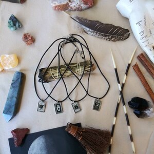 Collier carte de tarot, collier de sorcellerie, tour de cou en cuir noir, bijoux d'Halloween, cadeau de sorcellerie, cadeau pour les amateurs de tarot, cadeaux d'anniversaire gothiques