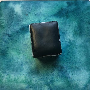002 雨上がり：手作り粒状水彩絵具、ダークブルーグリーン