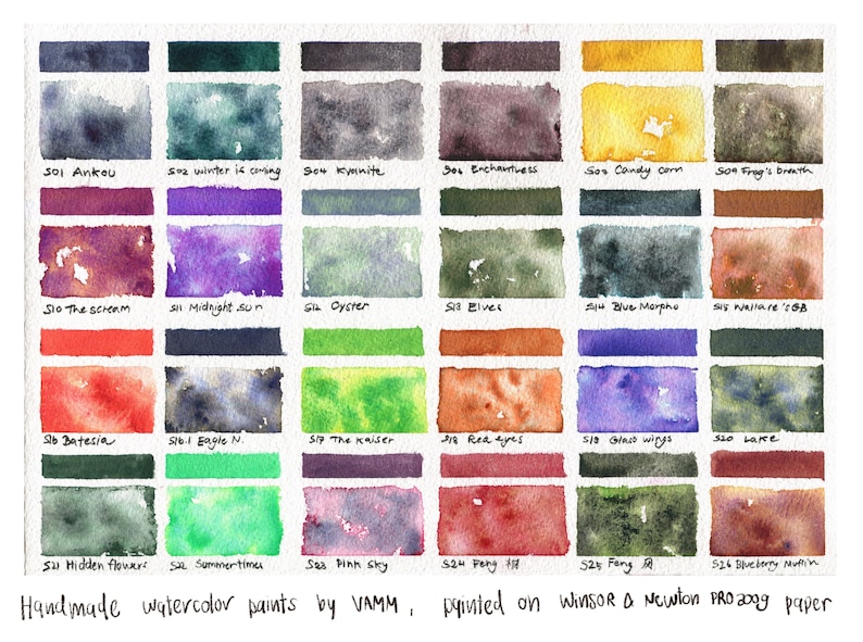 Puede incluir: Una carta de muestra de pintura de acuarela con 24 colores diferentes. Los colores est&aacute;n etiquetados con nombres como "Ankou", "Sol de Medianoche", "El Kaiser" y "Muffin de Ar&aacute;ndanos". La carta est&aacute; hecha a mano y pintada en papel Winsor & Newton Pro 200g.