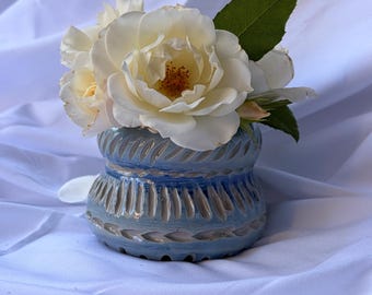 手作りの青い陶器の花瓶 - 花やブラシのためのテクスチャ彫刻陶器