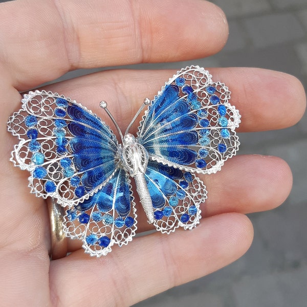 Papillon bleu - Broche en filigrane argenté