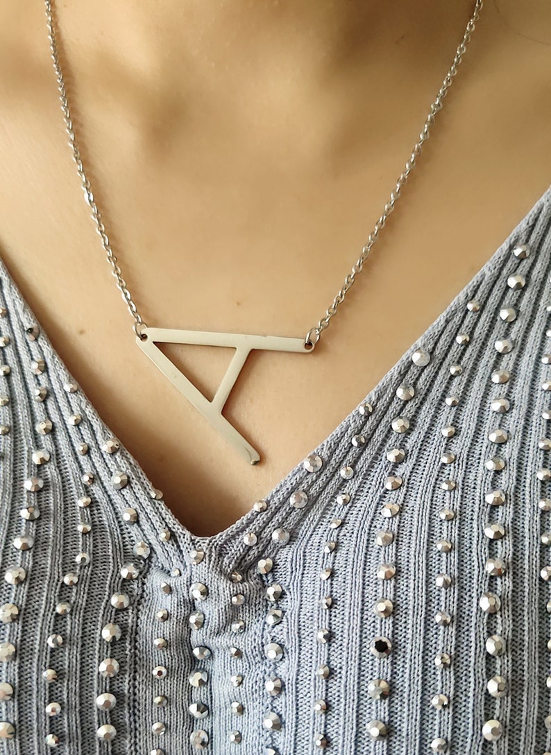 Bokstavshalsen, Stort bokstavshalsen, Silverhalsband med initialer i sidled, Present till henne, Ängelhalsband bild 1