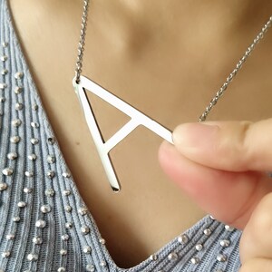 Bokstavshalsen, Stort bokstavshalsen, Silverhalsband med initialer i sidled, Present till henne, Ängelhalsband bild 2