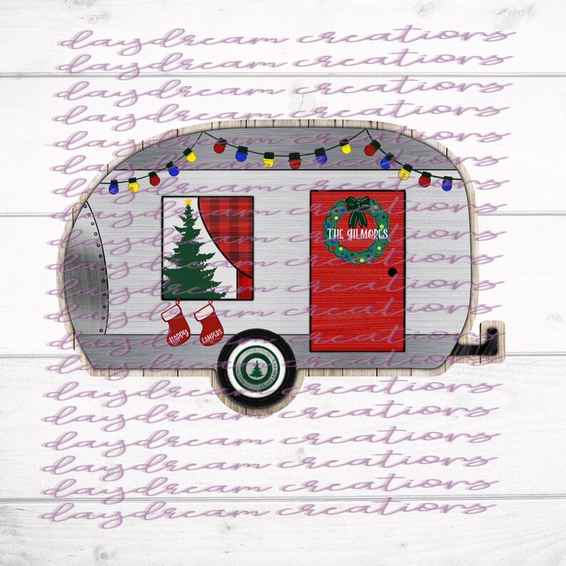 Puede incluir: Una caravana gris y blanca con una puerta roja y un &aacute;rbol de Navidad en la ventana. La caravana tiene luces de cadena y una corona en la puerta. El texto "THE GILMORES" est&aacute; en la corona. El texto "HAPPY CAMPERS" est&aacute; en la parte inferior de la caravana.
