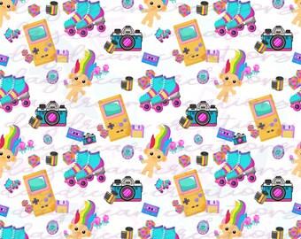 Könnte beinhalten: Ein sich wiederholendes Muster mit Retro-Illustrationen aus den 80er und 90er Jahren. Das Design umfasst Rollschuhe, Kameras, Handheld-Konsolen, Kassetten und eine Troll-Puppe mit Regenbogenhaar. Die Farbpalette ist hell und verspielt, mit Pastelltönen.