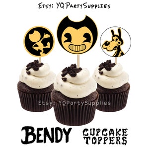 Könnte beinhalten: Drei Schokoladen-Cupcakes mit Vanille-Frosting und schwarzen Streuseln, die mit runden, schwarzen und gelben Comicfiguren-Cupcake-Toppern verziert sind. Die Topper zeigen Figuren aus Bendy and the Ink Machine: Bendy, den Tinten-Dämon, und einen Comic-Hund. Der Text "Bendy Cupcake Toppers" ist unter den Cupcakes gedruckt.