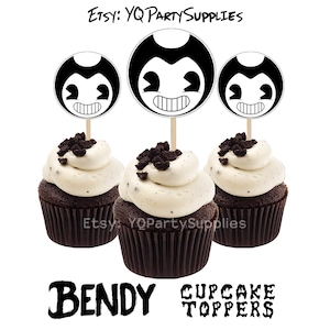 Könnte beinhalten: Drei schwarz-weiße Cupcake-Topper mit dem Cartoon-Charakter Bendy aus dem Videospiel Bendy and the Ink Machine. Die Topper befinden sich auf Schokoladen-Cupcakes mit Vanille-Frosting und Schokoladenstreuseln. Der Text "Bendy Cupcake Toppers" ist unter den Cupcakes gedruckt.