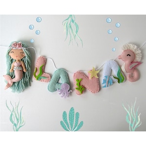 Ghirlanda in feltro con nome raffigurante una sirena e un cavalluccio marino, una fata mitologica. Decorazione murale Targa porta personalizzata Cameretta per bambini Fatta a mano