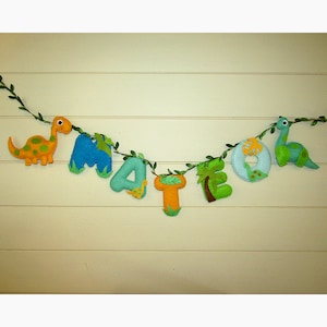 Ghirlanda in feltro con nome dinosauro, decorazione da parete, decorazione per camera da letto, regalo fatto a mano per neonati, nascita, compleanno, battesimo